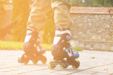 Paten bacaklar skatepark içinde kapatın. Düşük bölümü. Tekerlekli paten ekstrem spordur