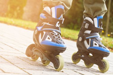 Paten bacaklar skatepark içinde kapatın. Düşük bölümü. Tekerlekli paten ekstrem spordur