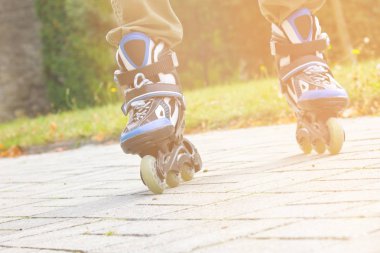 Paten bacaklar skatepark içinde kapatın. Düşük bölümü. Tekerlekli paten ekstrem spordur