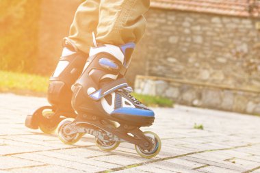 Paten bacaklar skatepark içinde kapatın. Düşük bölümü. Tekerlekli paten ekstrem spordur