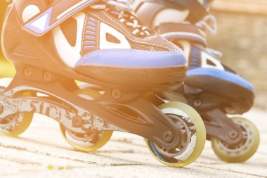 Paten bacaklar skatepark içinde kapatın. Düşük bölümü. Tekerlekli paten ekstrem spordur