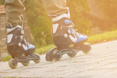 Paten bacaklar skatepark içinde kapatın. Düşük bölümü. Tekerlekli paten ekstrem spordur