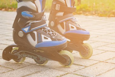 Paten bacaklar skatepark içinde kapatın. Düşük bölümü. Tekerlekli paten ekstrem spordur