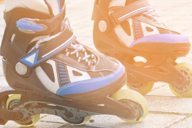 Paten bacaklar skatepark içinde kapatın. Düşük bölümü. Tekerlekli paten ekstrem spordur