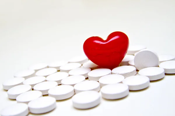 Pastillas Blancas Con Corazón Rojo Sobre Fondo Blanco — Foto de Stock