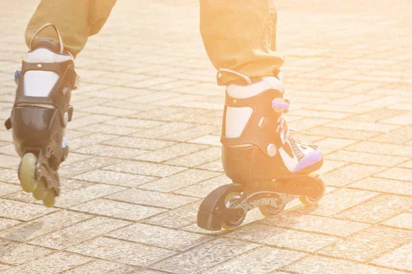 Roller Skate Ben Nära Håll Skatepark Låga Delen Rullskridskor Extrem — Stockfoto