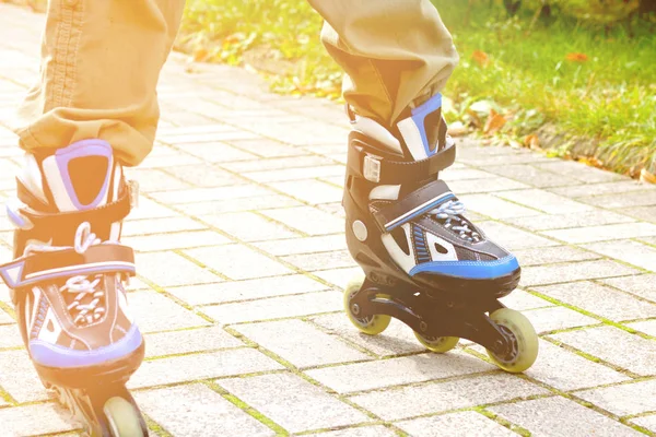 Kolečkové Brusle Nohy Zblízka Skateparku Nízká Sekce Kolečkové Brusle Extrémní — Stock fotografie