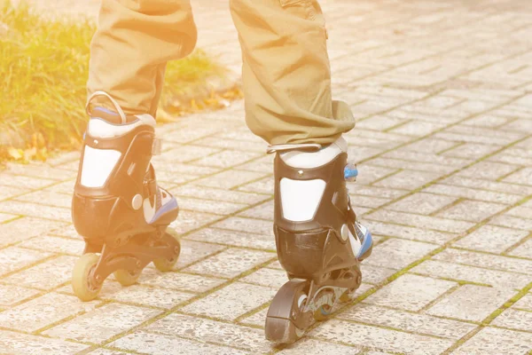 Roller Skate Ben Nära Håll Skatepark Låga Delen Rullskridskor Extrem — Stockfoto