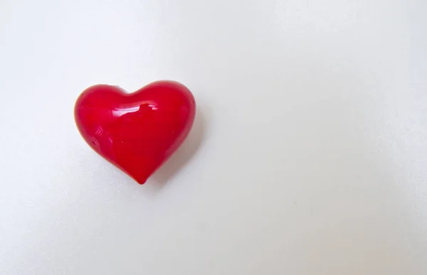 Červená Látka Srdce Visí Laně Bílým Pozadím Dřevo Stock Snímky