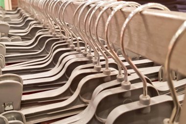 Plastik askı bir moda mağazada asılı elbise detay.