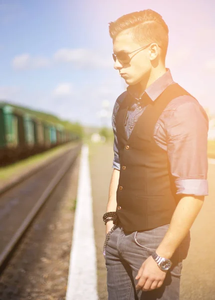 Hombre Joven Guapo Con Gafas Sol Casuales Pie Aire Libre —  Fotos de Stock