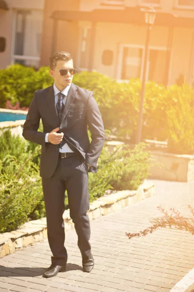 Guapo Joven Hombre Negocios Caminando Por Calle Ciudad Por Mañana —  Fotos de Stock