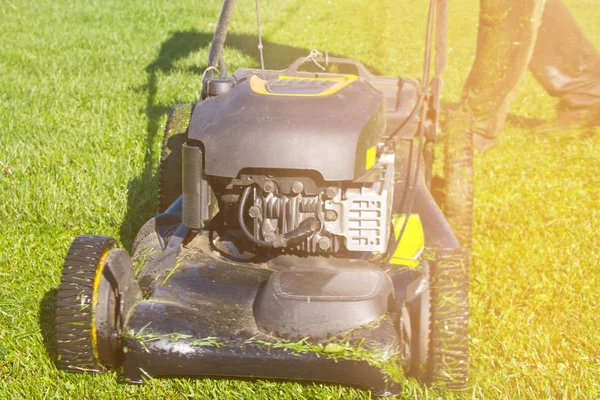 アクションで芝刈り機のスローモーションのクローズ アップ — ストック写真