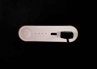 Smartphone telefon şarj edin pil blak arka plan üzerinde Usb kablo ile.