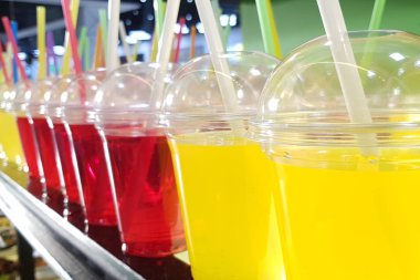 Renkli ferahlık standında paket servisi olan restoran gıda ile plastik bardaklarda limonata içer