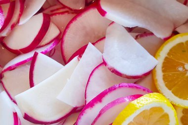 Taze Rhode Island. Yukarıda kırmızı turp görünümü.