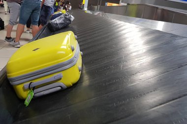 Bagaj kemer terminal havaalanında bavul tekerlekli