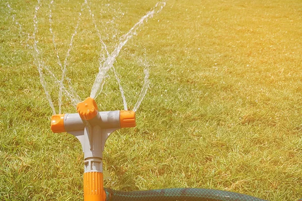 Sistema Riego Automático Riego Del Césped Sobre Fondo Hierba Verde —  Fotos de Stock