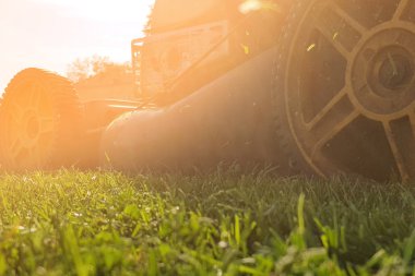 Çim biçme çim biçme makinesi uçar