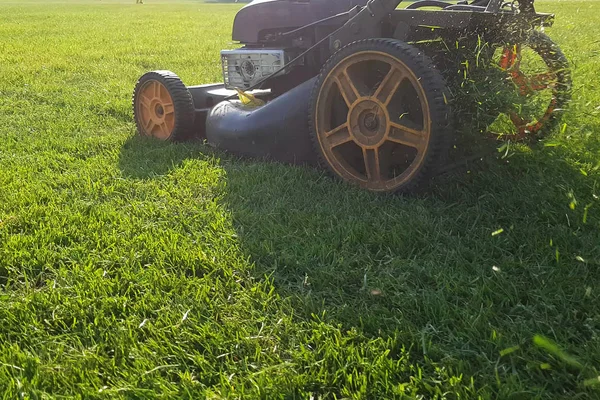 Gräsklippare Traktor Effektivt Skära Högt Gräs Gräsmattan Röd Gräsklipparen Gör — Stockfoto
