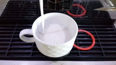 Kahve makinesini beyaz kahve fincanı ile kapatın. Kahve makinesi hazırlar. Kahve espresso hazırlık.
