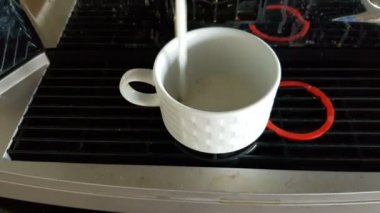 Kahve makinesini beyaz kahve fincanı ile kapatın. Kahve makinesi hazırlar. Kahve espresso hazırlık.