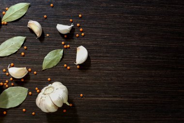 Bir koyu ahşap duvar bir kopya alanı ile defne üzerinden sarımsak.