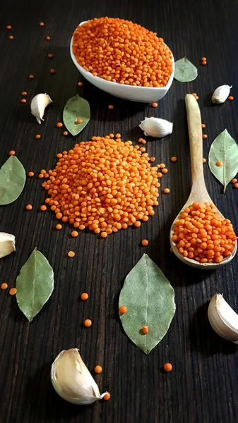 Lentilha Vermelha Com Alho Especiarias Com Uma Colher Madeira Uma — Fotografia de Stock