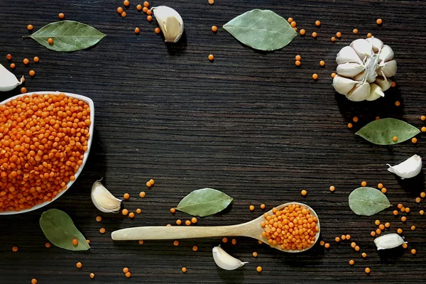 Lenteja Roja Con Ajo Especias Con Una Cuchara Madera Una — Foto de Stock