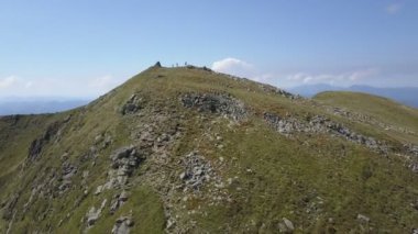 Turistler Ukrayna Karpatlar kayalık bir dağın tepesinde Quadrocopter 4 k kaldırıldı