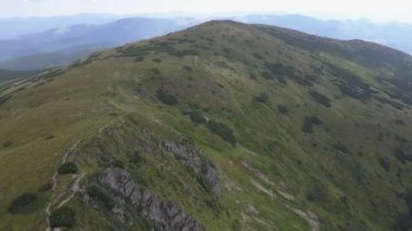 Hava trafik yeşil bir dağlık arazi dağ aralıktır. Ukrayna Karpatlar