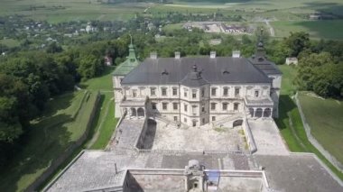 Pidhirtsi kale geç Rönesans ve Barok Dönemi mimari bir anıtıdır. Quadropress 4 k kaldırıldı