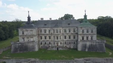 Pidhirtsi kale geç Rönesans ve Barok Dönemi mimari bir anıtıdır. Quadropress 4 k kaldırıldı