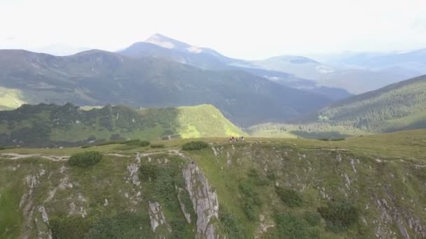 Touristen Auf Der Spitze Eines Felsigen Berges Den Ukrainischen Karpaten — Stockvideo