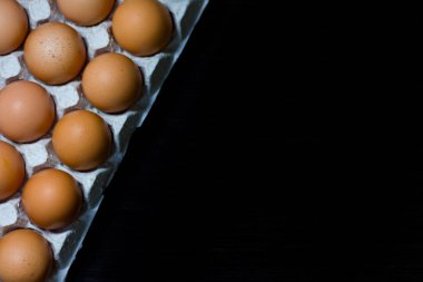 Yumurta yumurta karton kutusunu boşaltmak yemek kutusu koyu ahşap tahta üstten görünüm üst.