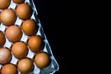 Yumurta yumurta karton kutusunu boşaltmak yemek kutusu koyu ahşap tahta üstten görünüm üst.