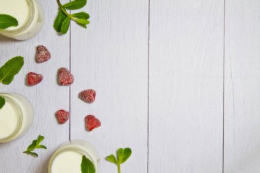 Kutular içinde yoğurtlu taze bileşimi nane yaprakları ve dondurulmuş ahududu.