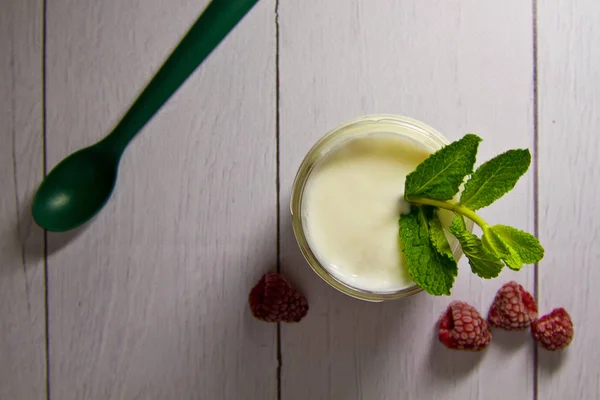 Fresh Composition Yogurt Cans Mint Leaves Raspberries Next Spoon — Stock Photo, Image
