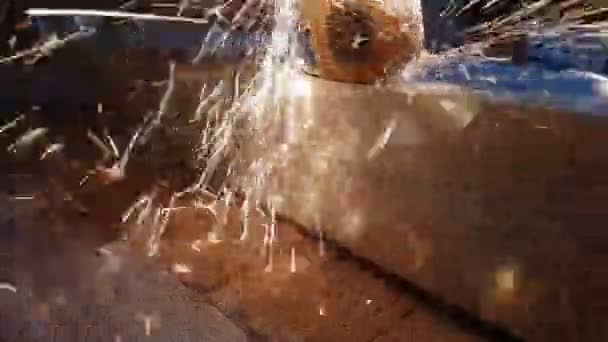 Άνθρωπος Δουλεύει Κυκλικό Πριόνι Μύγες Από Σπινθήρες Από Καυτό Μέταλλο — Αρχείο Βίντεο