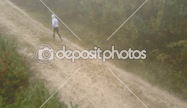 Bir çakıl ülke yolda çalışan bir sisli sabahı hava Runner