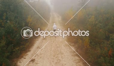 Bir çakıl ülke yolda çalışan bir sisli sabahı hava Runner