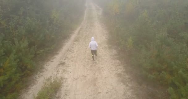 Aerial Runner Бежит Проселочной Дороге Туманное Утро — стоковое видео