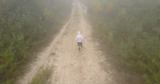 Aerial Runner Correndo Uma Estrada Cascalho Uma Manhã Nebulosa — Vídeo de Stock