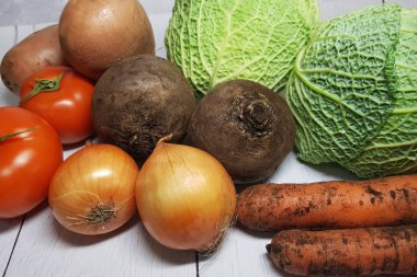 Taze sebze patates, lahana, pancar, havuç, soğan, domates bir demet üzerine paketlenir