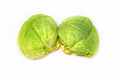 Beyaz bir arka planda Savoy lahana baş üst görünümü