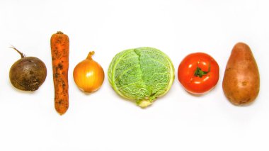 Lahana, soğan, domates, patates, havuç, pancar yaratıcı düzeni. Yassı gıda kavramı. Sebzeler, beyaz bir arka plan üzerinde izole.