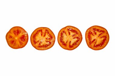 Domates kesilir ve beyaz bir arka plan üzerinde hedefler. Üstte görüntü