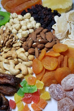 Yakın mesafede farklı kurutulmuş meyveler ve fındık yerleştirilir