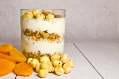Fındık fındık ve granola ile ev yapımı yoğurt sağlıklı yeme kavramı