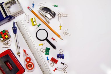 İleti örneği veya okul malzemeleri - copyss ile üst beyaz bir arka plan